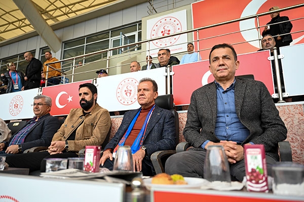 Seçer, Şehrin Takımına Tribünden Destek Verdi